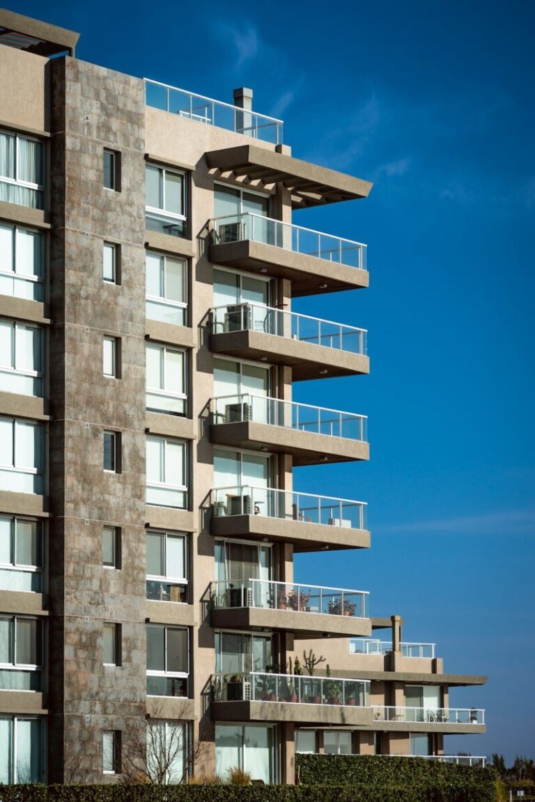 Eleganckie firany balkonowe: jak dokonać odpowiedniego wyboru i poznać ich zalety